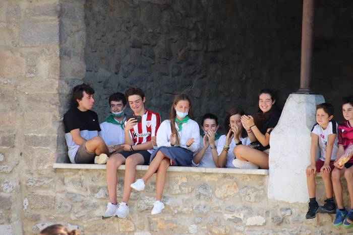 Berriro ere elkarri eskutik  55 1632576981916