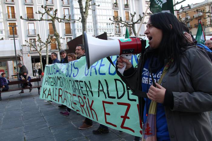 Marisol Garmendiaren dimisioa eskatu dute, manifestazioan, Tolosaldea Bus-eko langileek