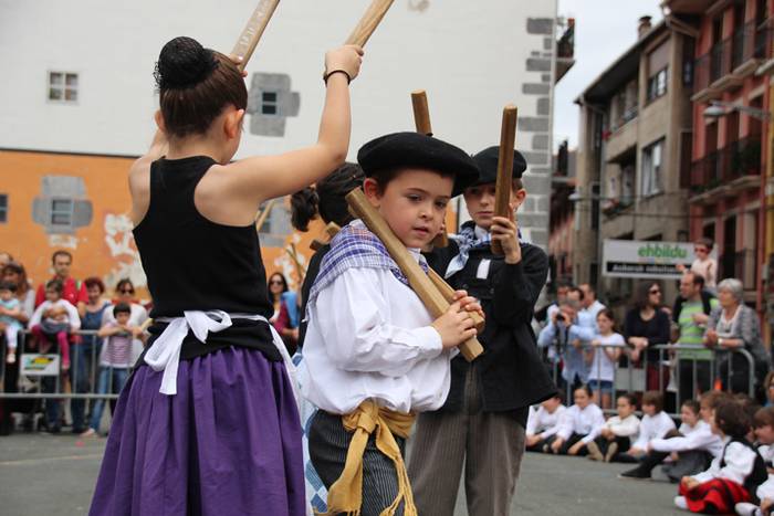 Dantzari txiki eguna Villabonan 8 1465749470248