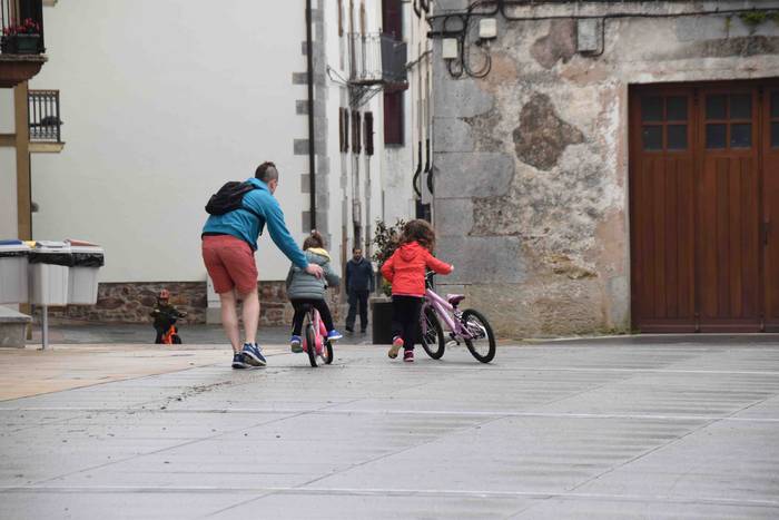 Haurrak kalera atera dira 7 1587900340587