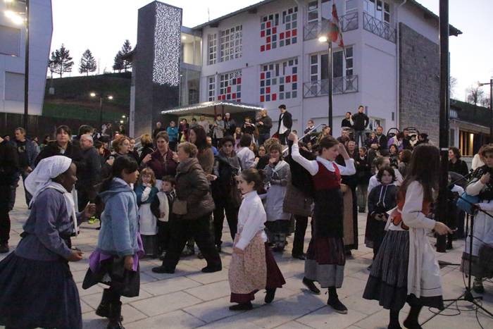 Olentzero eta Mari Domingi 2015 19 1450983295642