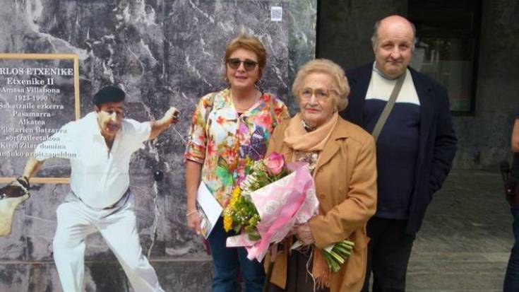 Errebote plazan eraberritua ezagutzeko bisita gidatua egin zuten