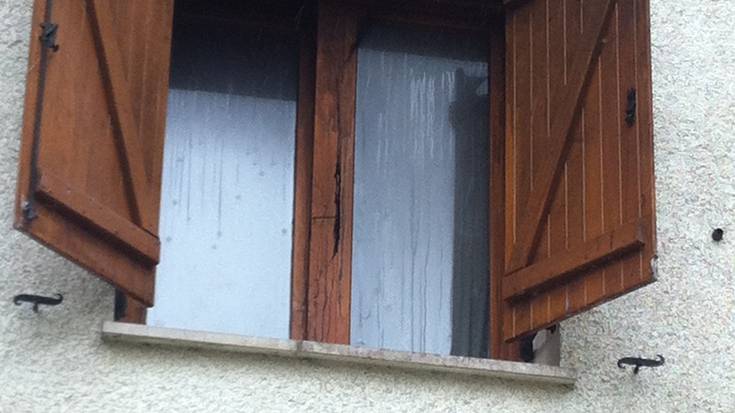 Sutearen ondorioz, emakume bat ospitalera eraman dute kea arnasteagatik