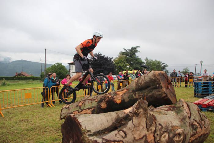 Erakustaldi batekin hasi dir 26 1496515081846