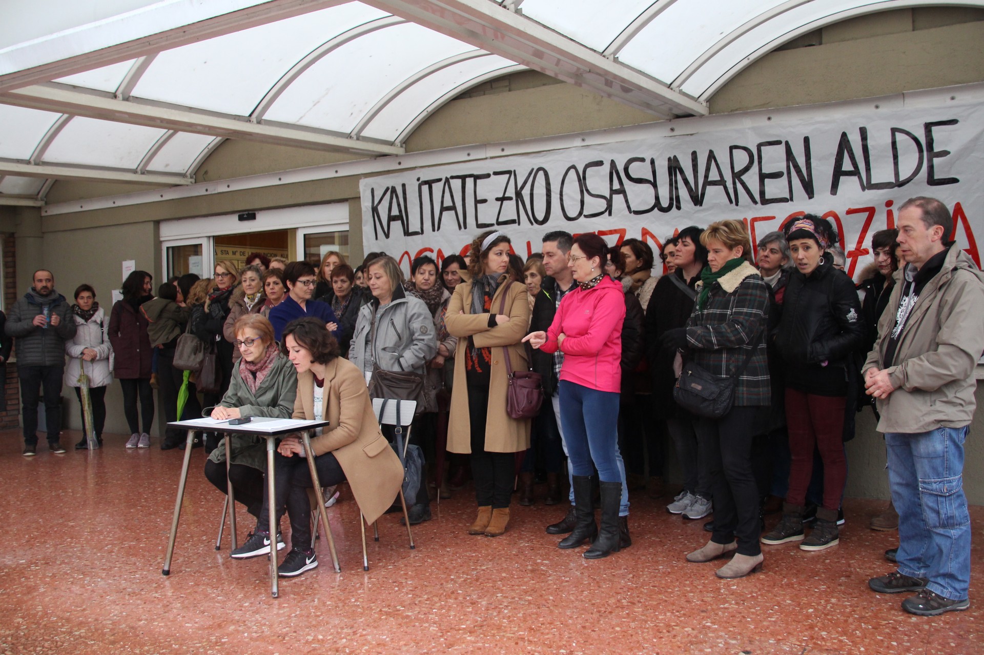 Jaurlaritzaren eta udalaren helburua "negozioa" dela salatu dute Asuncioneko langileek, greba luzatuko dutela iragarriz