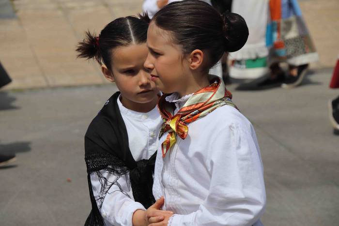 Dantzan ospatu dute Sutarrir 42 1557663383520