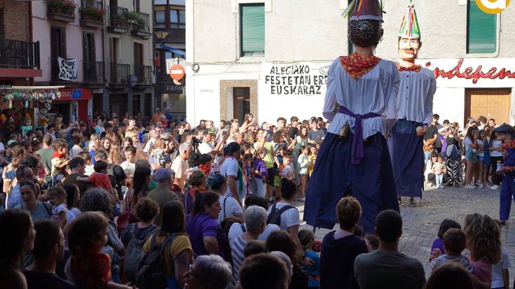 Paula Del Pozo eta Iñaki Artola kirolariek bota dute jaien hasierako txupinazoa