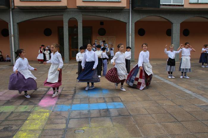 Haurrek alaitu dituzte kalea 60 1494678117680