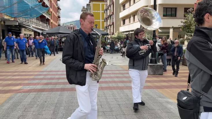 Bere eguna ospatzen ari da Gure Txokoa elkartea