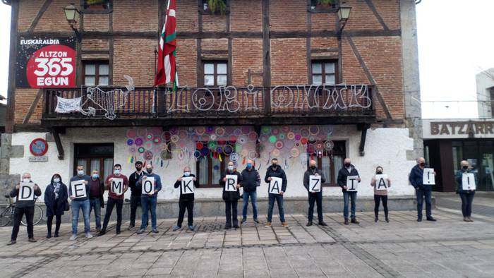 "Demokrazia" eskatuz eskuald 4 1608393003347