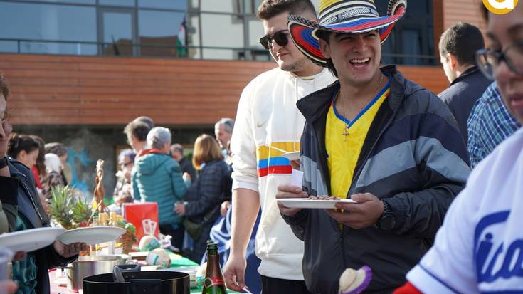 Munduko hamar kulturatatik dastatzeko aukera izan da Asteasun