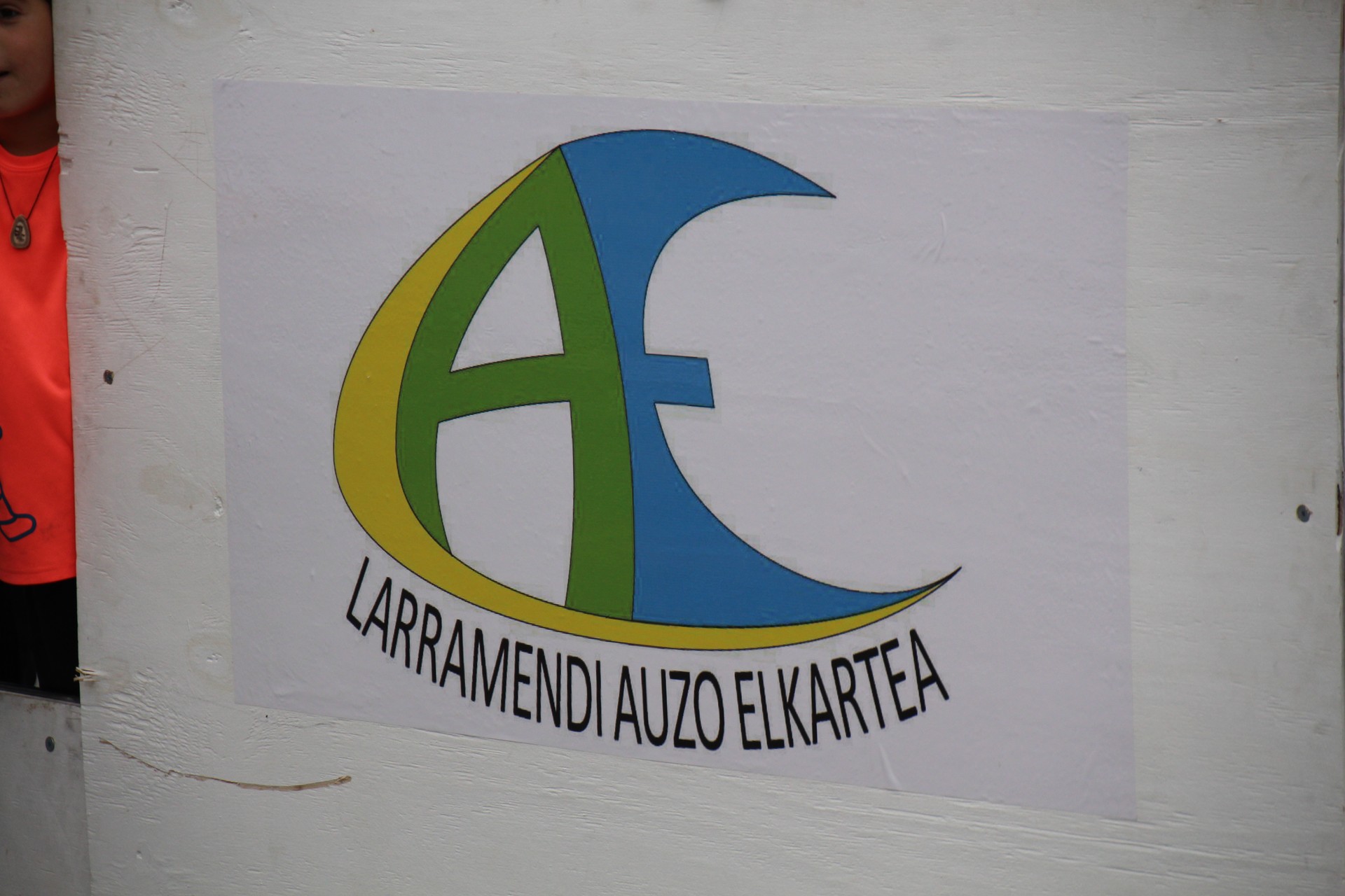 Larramendi Auzo Elkartea, udalarekin haserre
