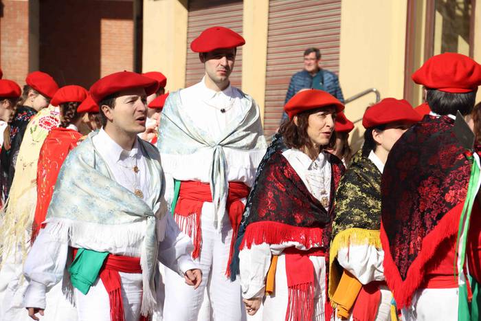 Dantzatzen duen herria 4 1581859424402