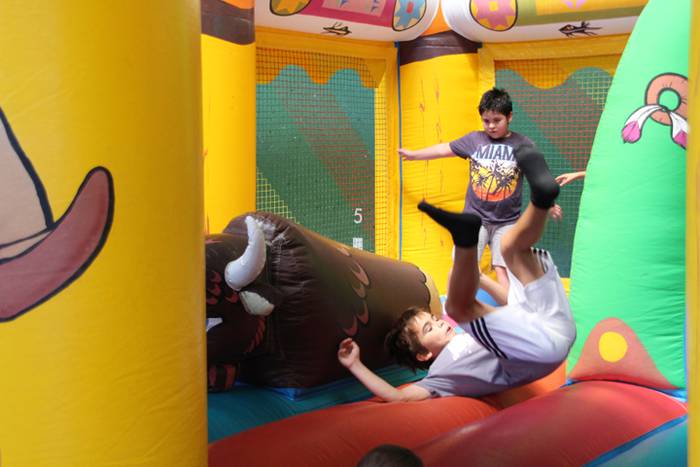 Helduak mahaiaren bueltan, e 17 1502640679774