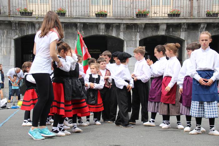 Dantzari txiki eguna Villabonan 32 1465749478023