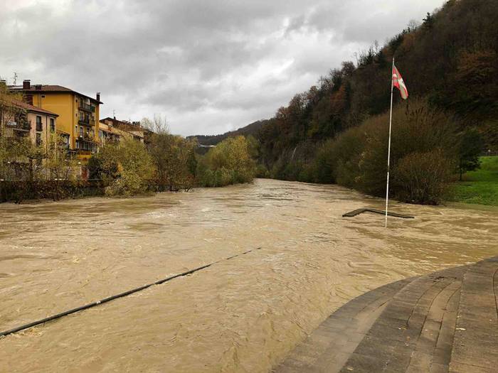 Urak eta lurrak gain hartu d 33 1639129527460