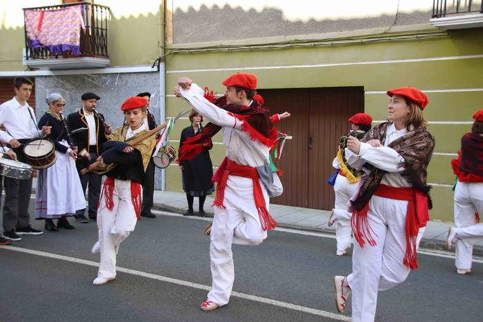 Dantzatzen duen herria 12 1581859432489