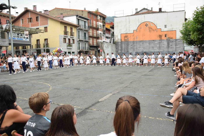 Soka dantzak jende ugari bildu du Errebote plazan - 9