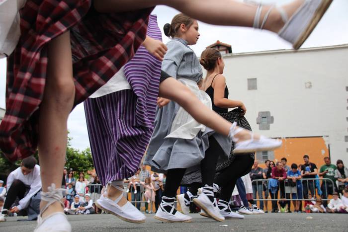 Dantzari txiki eguna Villabonan 14 1465749472225