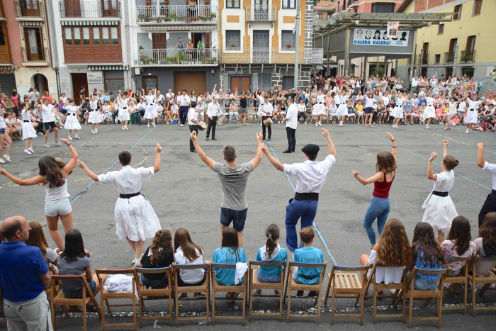 Soka dantzak jende ugari bildu du Errebote plazan - 92