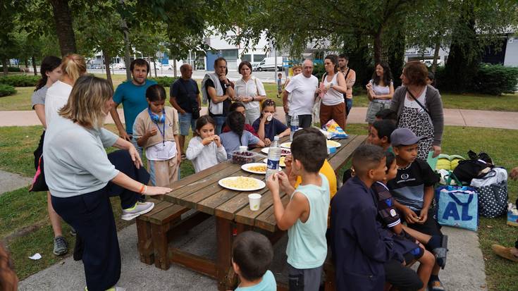 «Familia handi bat osatzen dugu»
