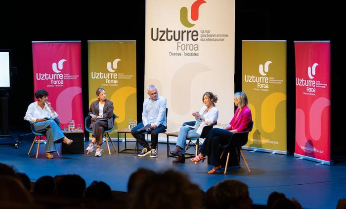 EAJko bost emakume kargudunek «norabideari eustera» deitu dute, «krisian den mundu batean»