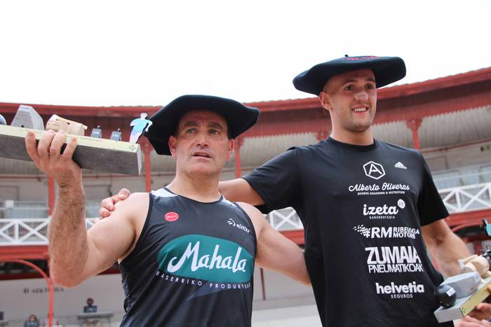 Izetatarrek jantzi dute txap 97 1624130546097