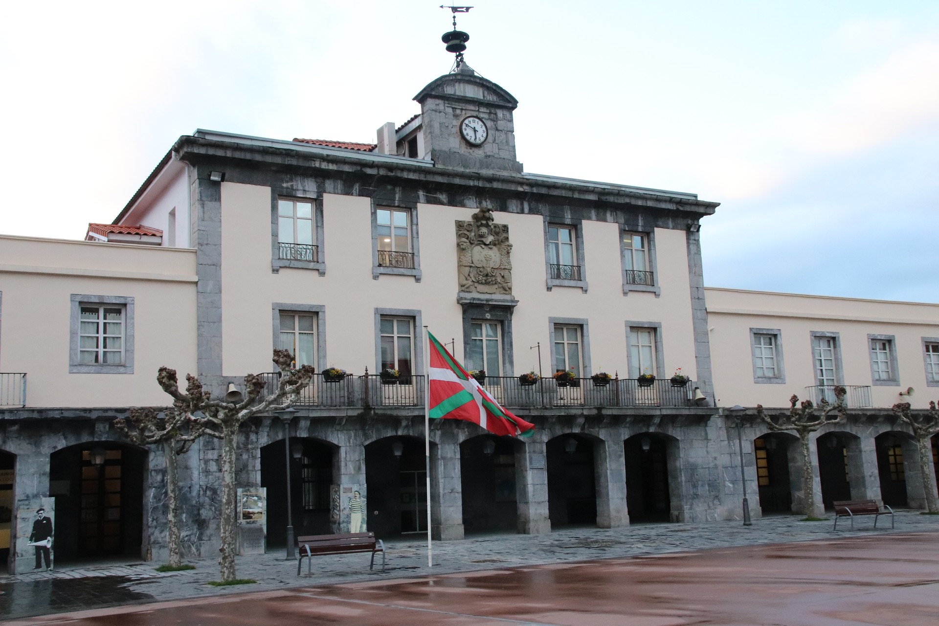 Villabonako Udalak larunbat gaueko istiluak gaitzetsi ditu