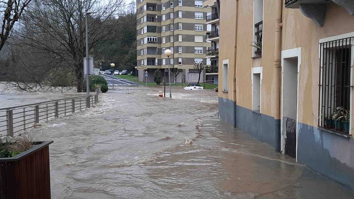 Urak eta lurrak gain hartu d 23 1639129524608