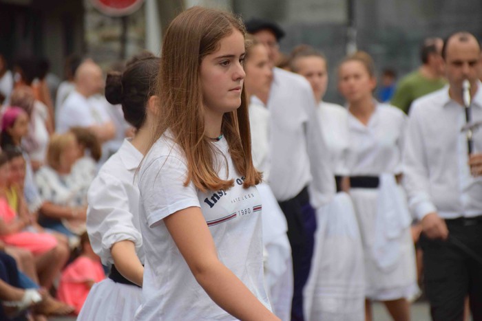 Soka dantzak jende ugari bildu du Errebote plazan - 61