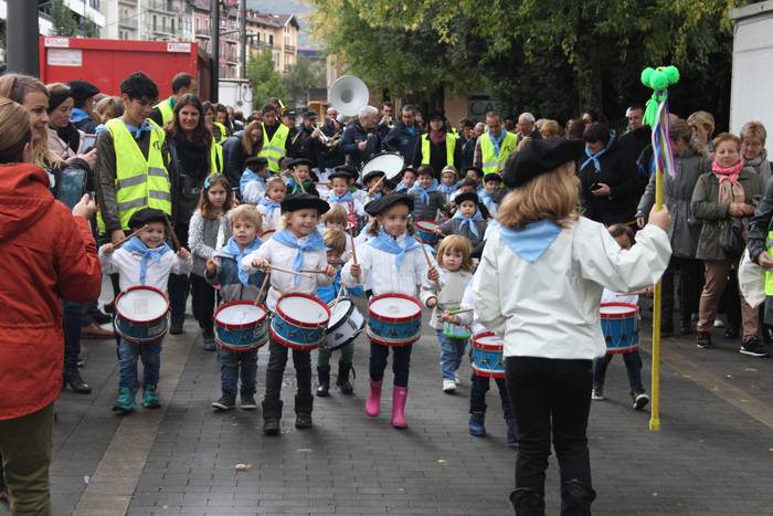 Larramendi auzoko danborrada 12 1540643468185