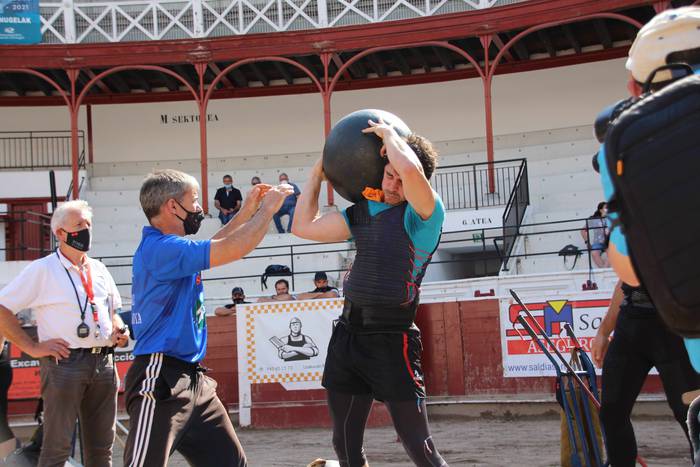 Izetatarrek jantzi dute txap 4 1624130513011