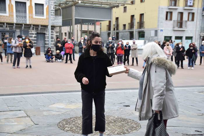 Emakume merkatari eta ostala 12 1615215648885