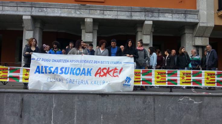Eskualdeko manifestazioa antolatu dute Altsasukoei elkartasuna adierazteko