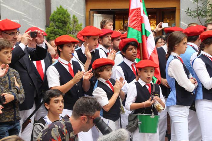 Santuek eta dantzariek poztu 24 1498312312542