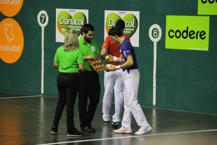 Bi maisu handi, katedralean 4 1571600469474