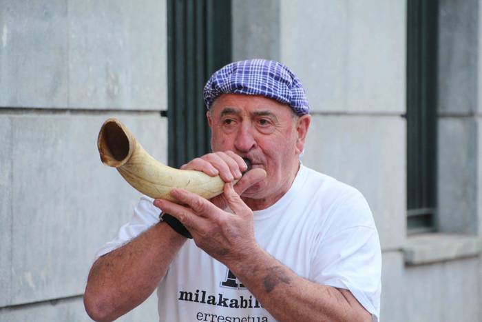 "Azti, prest, irribarra!" 15 1647719508164