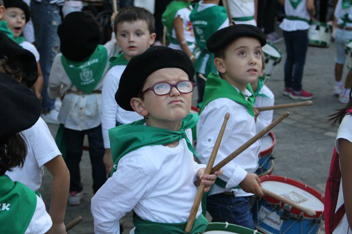 Irurako odol emaileek bota dute txupinazoa 21 1474654506420