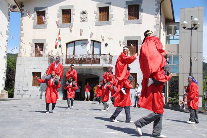 Axeriak dantzan Adunan 74 1471261181126