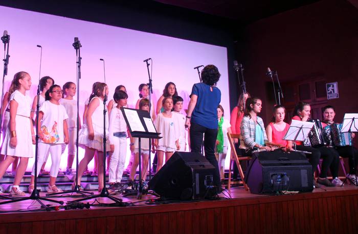 Karmen jaien sarrerakoa egin dute abesbatzek 1 1468252792736