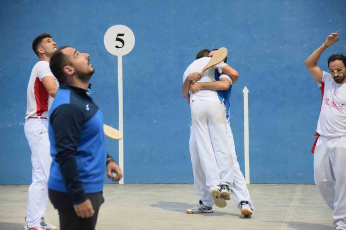 Txapelak jantzi dituzte 52.  26 1627714822103