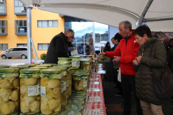 Gabonetako azokak jende asko 16 1576941752260