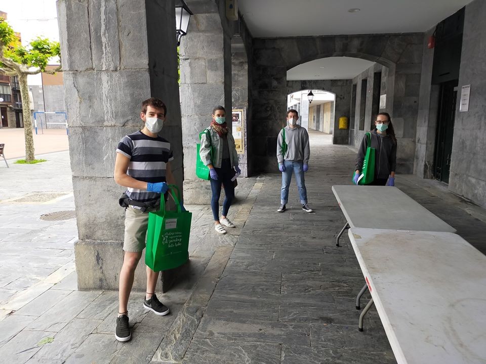 Boluntarioak maskarilak banatzen ibili dira