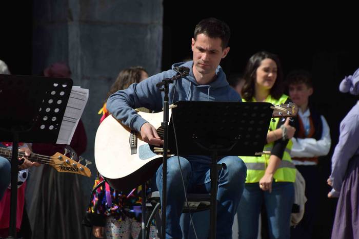 Oinkari dantza taldearen dan 25 1648304064115