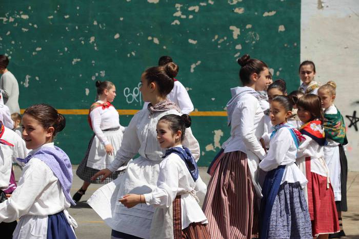 Dantzan ospatu dute Sutarrir 46 1557663388004