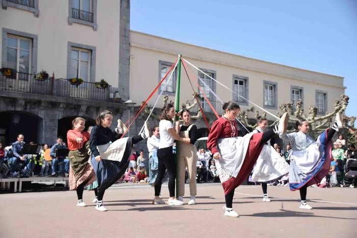 Oinkari dantza taldearen dan 39 1648304070093