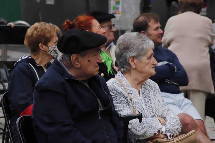 Aulki hutsak ekitaldia Irura 10 1632920809595