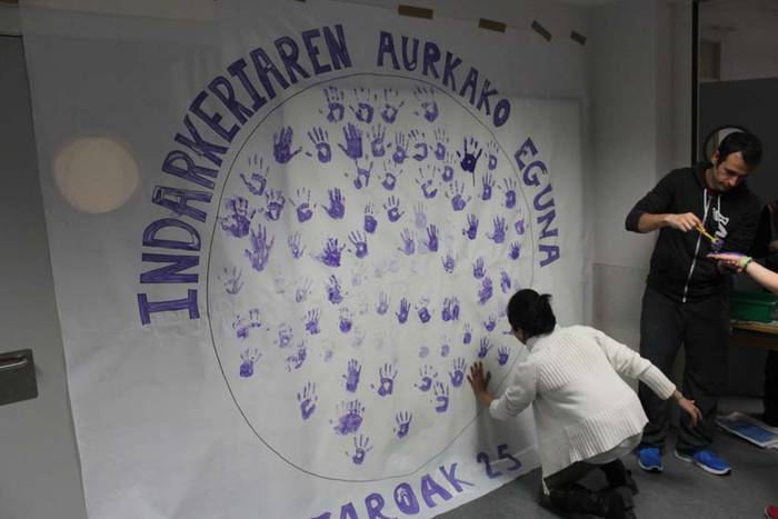 Azaroak 25 Ikaztegietako eskolan murala 23 1448454568725