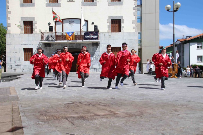 Emakumeak Adunako Axeri-dantzan, lehen aldiz - 104