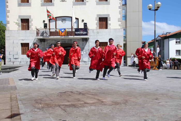 Axeri-dantza Aduna Jaiak 201 98 1534335349651